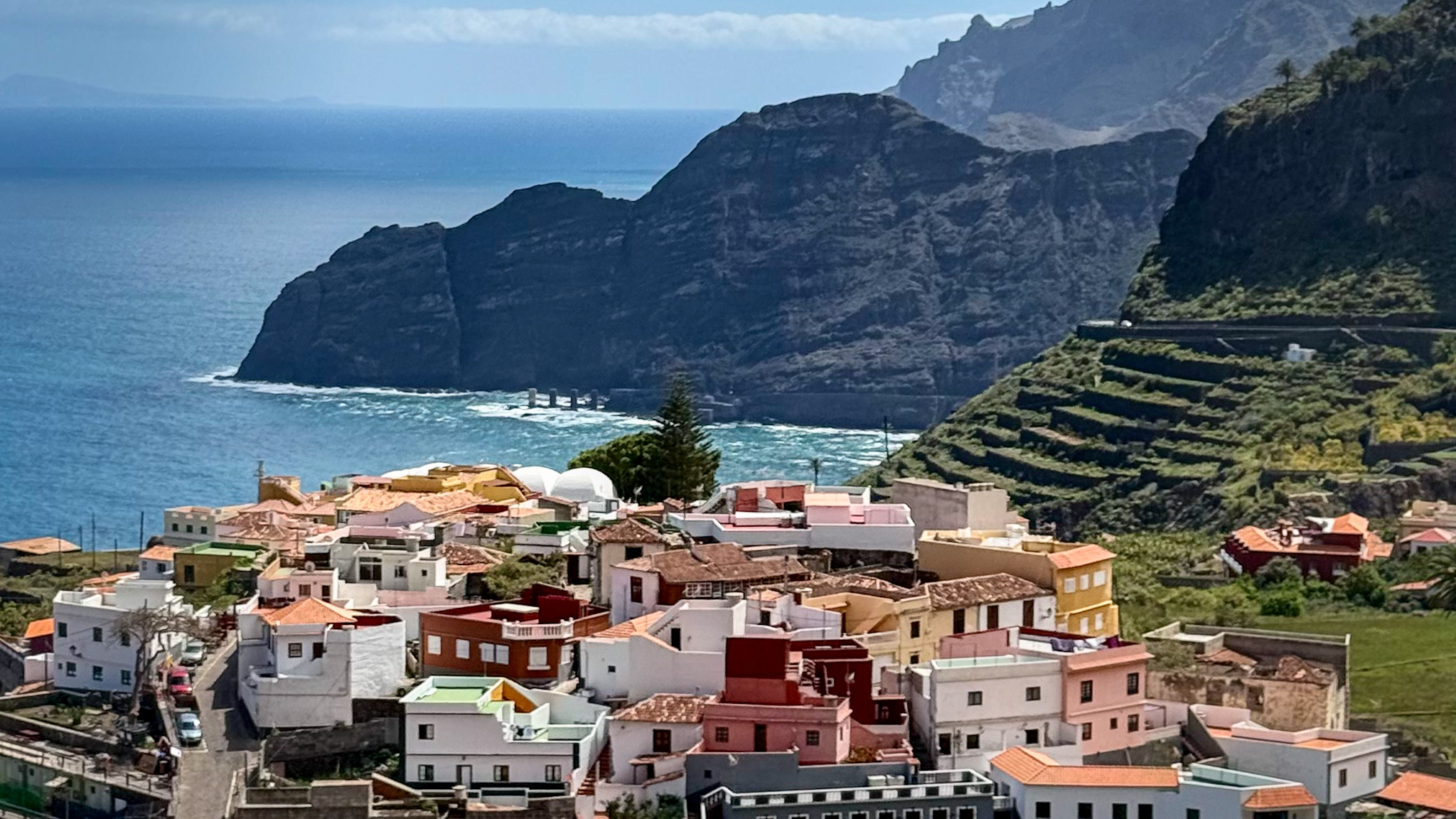 La Gomera widok na miasteczko oraz ocean