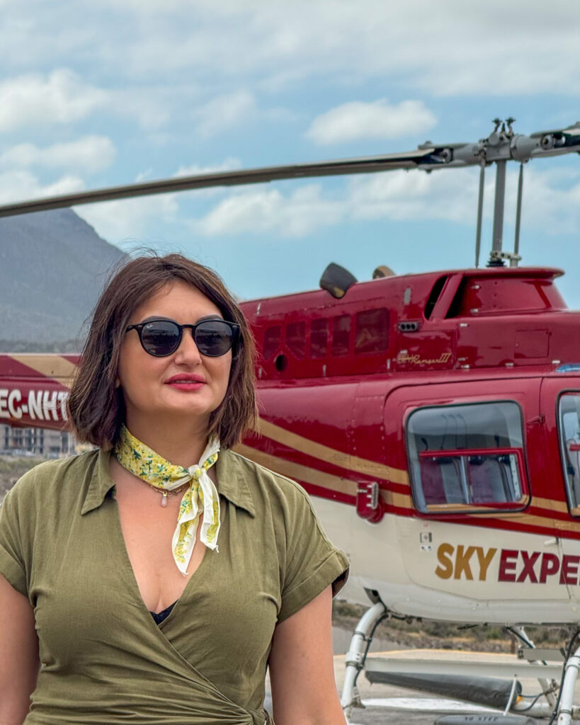 kobieta na tle helikoptera a teneryfie
