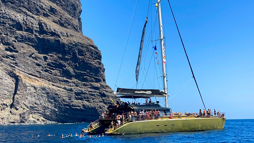 Klify Los Gigantes widziane z oceanu – teneryfa atrakcje - rejs katamaranem